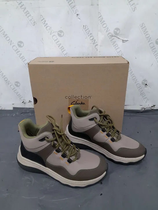 BOXED PAIR OF CLANKS JAUNT LO BOOTS DARK OLIVE COMBINATION UK 6