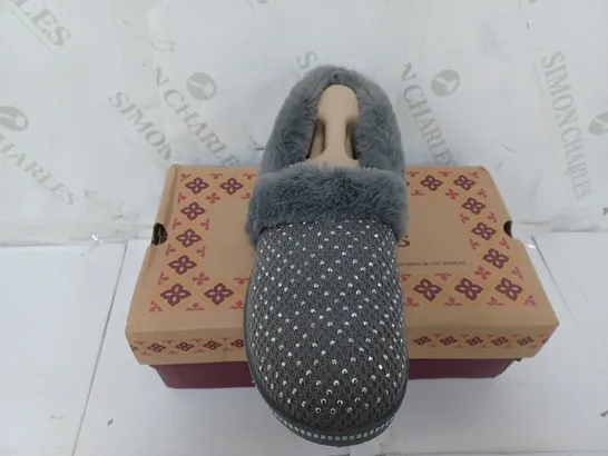 BOXED PAIR OF SKECHERS COZY SLIPPERS IN CHARCOAL SIZE 6.5