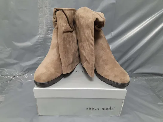 BOXED PAIR OF SUPER MODE KNEE-HIGH BOOTS IN KHAKI EU SIZE 40