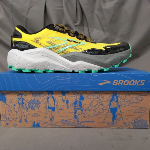 BOXED PAIR OF BROOKS CALDERA 7 SHOES IN LEMON/BLACK/GREEN UK SIZE 10.5