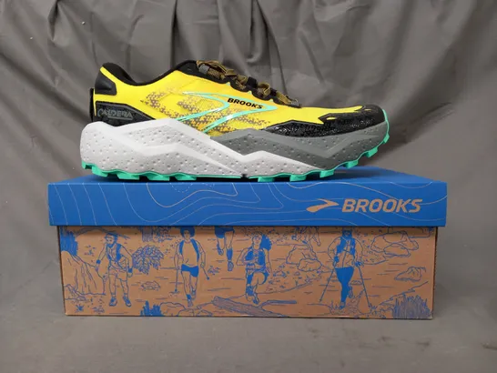 BOXED PAIR OF BROOKS CALDERA 7 SHOES IN LEMON/BLACK/GREEN UK SIZE 10.5