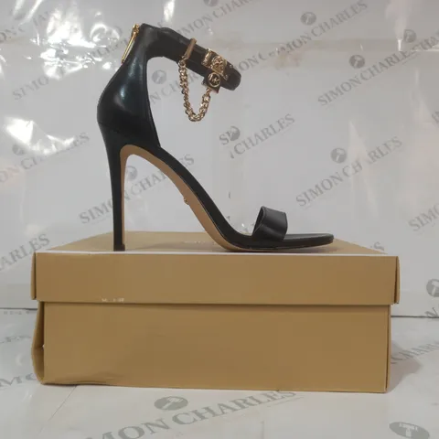 BOXED PAIR OF MICHAEL KORS HAMILTON HEELED SANDALS IN BLACK US SIZE 8M