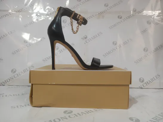 BOXED PAIR OF MICHAEL KORS HAMILTON HEELED SANDALS IN BLACK US SIZE 8M