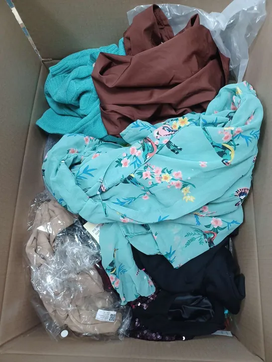 BOX OF APPROXIMATELY 22 ASSORTED CLOTHING ITEMS TO INCLUDE - HAT , GLOVES , JUMPER ETC