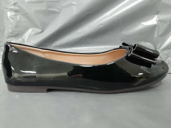 BOXED PAIR OF DESIGNER FLAT SLIP-ON SHOES IN GLOSSY BLACK W. BOW DETAIL EU SIZE 36