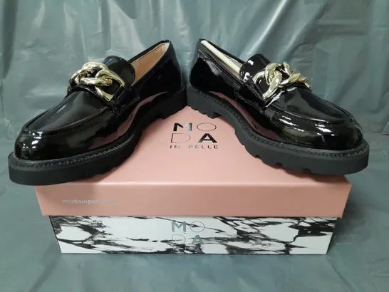 BOXED PAIR OF MODA IN PELLE CHUNKY LOAFERS IN BLACK W. GOLD EFFECT CHAIN SIZE 6