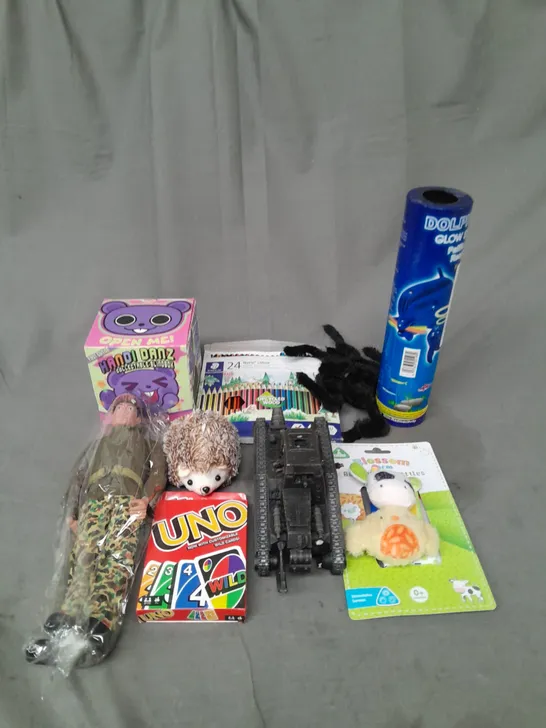 LOT OF ASSORTED TOYS AND GAMES TO INCLUDE GLOW RINGS, UNO AND PENCIL COLOURS