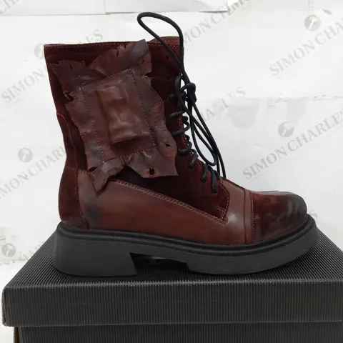 BOXED PAIR OF PAPUCEI DARK BROWN CHESS PEICE BOOTS - UK 5