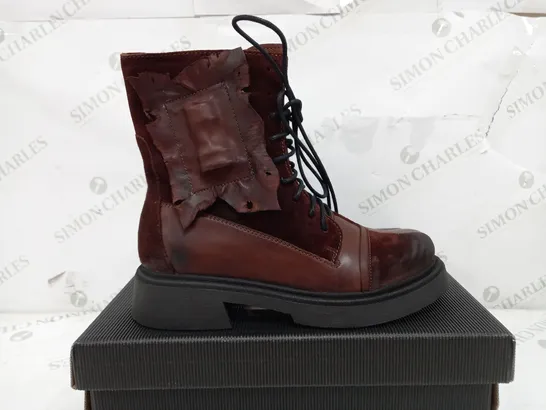 BOXED PAIR OF PAPUCEI DARK BROWN CHESS PEICE BOOTS - UK 5