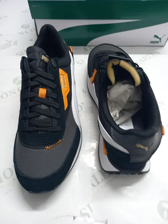 BOXED PAIR OF PUMA RIDER DISPLACED TRAINERS IN ASPHALT - UK 9