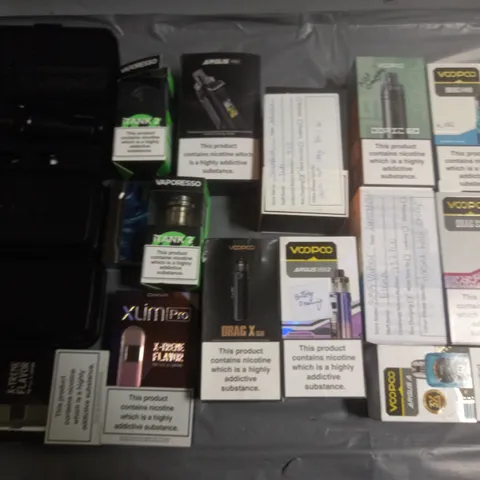 LOT OF APPROXIMATELY 17 ASSORTED VAPING ITEMS AND ACCESSORIES TO INCLUDE VOOPOO AND ARGUS PRO