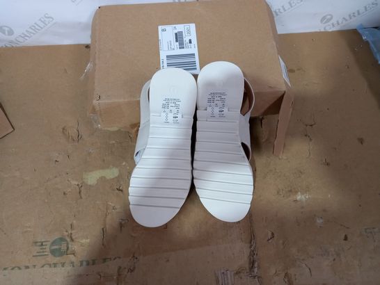 BOXED PAIR OF CUSHION-WALK SANDALS SIZE 5E