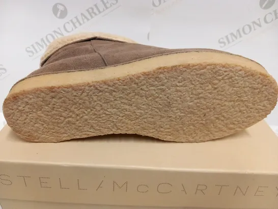 BOXED PAIR OF STELLA MCCARTNEY KICKAPOO LOW BOOT PEBBLE SIZE 38