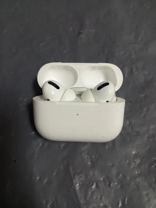 PAIR OF APPLE AIRPODS PRO IN WHITE