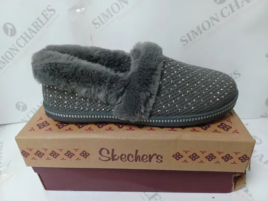 BOXED PAIR OF SKECHERS COZY SLIPPERS - CHARCOAL - UK SIZE 3.5