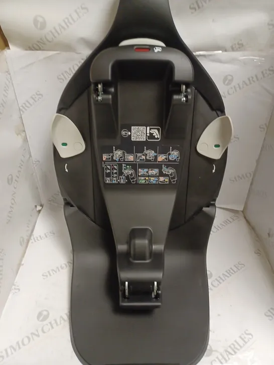 BOXED MAXI-COSI FAMILYFIX 360 PRO CAR SEAT - ISOFIX BASE. 