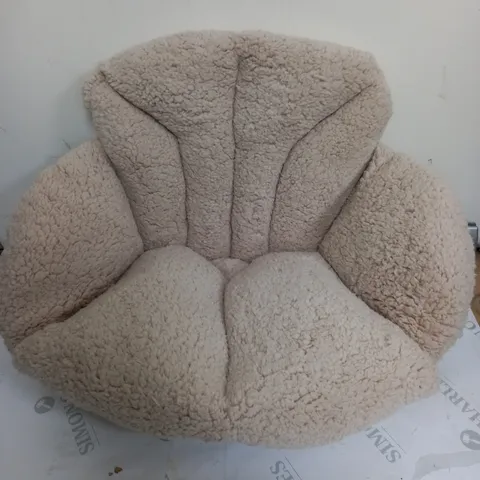 SMALL FLUFFY DOGBED IN CREAM