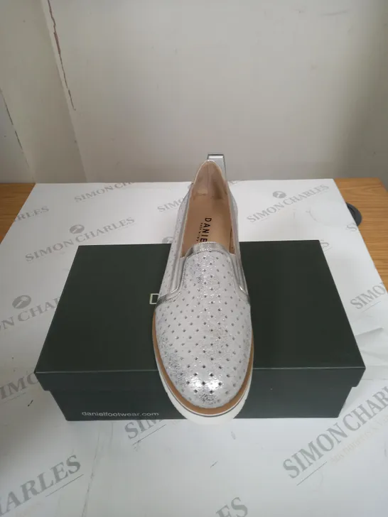 BOXED DANIEL OCCASSSIONAL SHOES SIZE 39