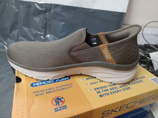 BOXED PAIR OF SKECHERS D'LUX WALKER SLIP-INS - LIGHT BROWN - SIZE 10 UK