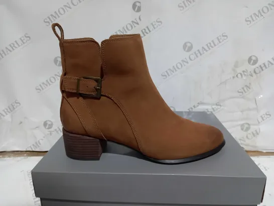 BOXED PAIR OF VIONIC SIENNA ANKLE BOOTS IN BROWN SIZE 6