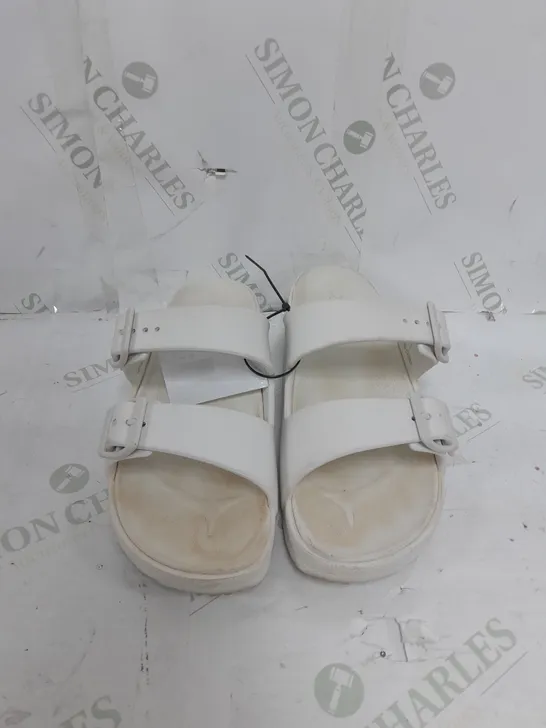 BOXED PAIR OF SKECHERS ARCH FIT FOAMIES SLIDE SANDALS IN WHITE SIZE 6