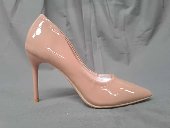 BOXED PAIR OF XINYUCHEN POINTED TOE HEELED SHOES IN NUDE EU SIZE 33