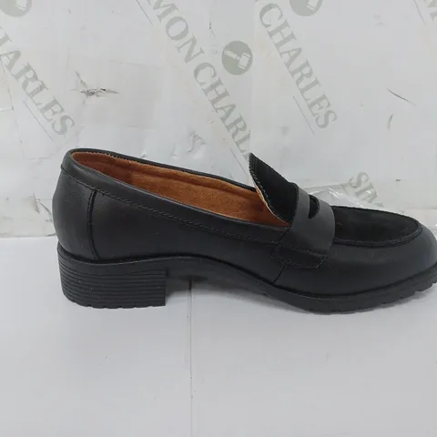 PAIR OF STRIVE LOAFERS IN BLACK SIZE 4.5 