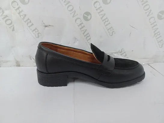 PAIR OF STRIVE LOAFERS IN BLACK SIZE 4.5 