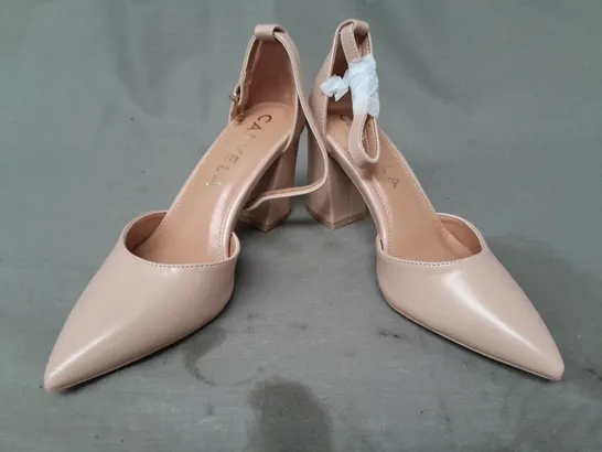 BOXED PAIR OF CARVELA POINTED TOE BLOCK HEEL SHOES IN BLUSH SIZE EU 36