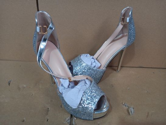 BOXED PAIR OF DESIGNER HEELS IN SILVER/JEWELLED EFFECT EU SIZE 36