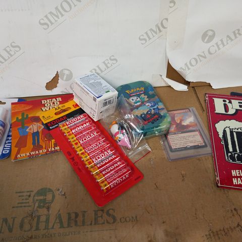LOT OF APPROXIMATELY 20 ASSORTED HOUSEHOLD ITEMS TO INCLUDE MTG TRADING CARD, NOVELTY BEER SIGNS, PHONE CASE, ETC
