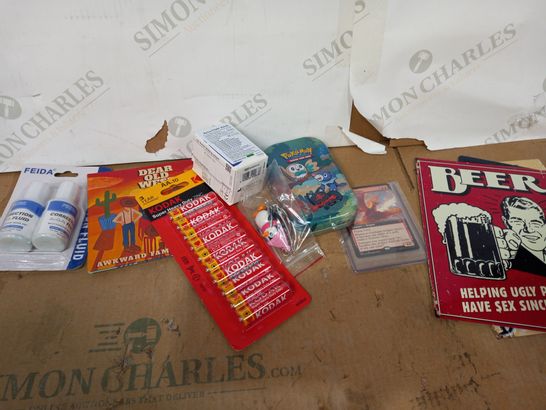 LOT OF APPROXIMATELY 20 ASSORTED HOUSEHOLD ITEMS TO INCLUDE MTG TRADING CARD, NOVELTY BEER SIGNS, PHONE CASE, ETC
