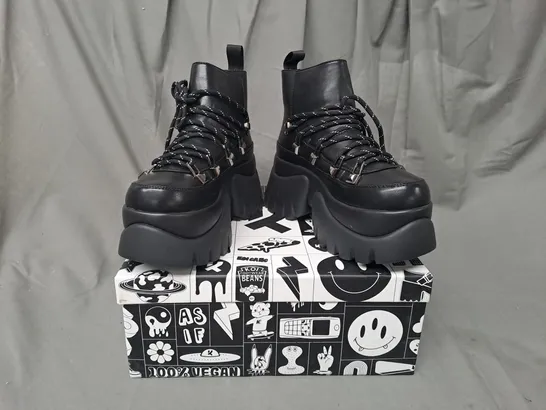 BOXED PAIR OF KOI VEGAN SIGMAR CHUNKY HIKING BOOTS IN BLACK UK SIZE 4