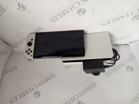 NINTENDO SWITCH AND CHARGING STATION 