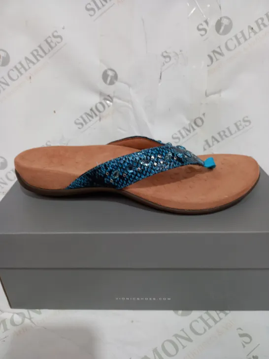 BOXED PAIR OF VIONIC LUCIA SANDALS IN BLUE SIZE 7