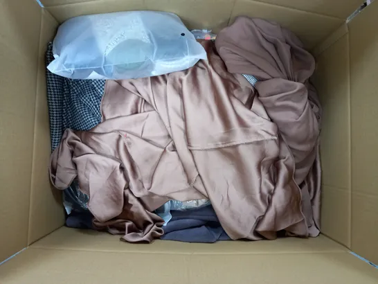 LARGE BOX OF ASSORTED CLOTHING ITEMS TO INCLUDE JEANS, DRESSES AND JUMPERS