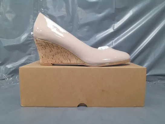 BOXED PAIR OF EVERYDAY WEDGES IN NUDE SIZE 6