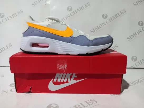 BOXED PAIR OF NIKE AIR MAX SC TRAINERS IN SAIL/LASER ORANGE/INDIGO HAZE UK SIZE 4