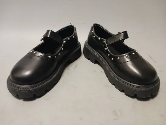 BOXED PAIR OF DESIGNER KIDS SHOES IN BLACK EU SIZE 29