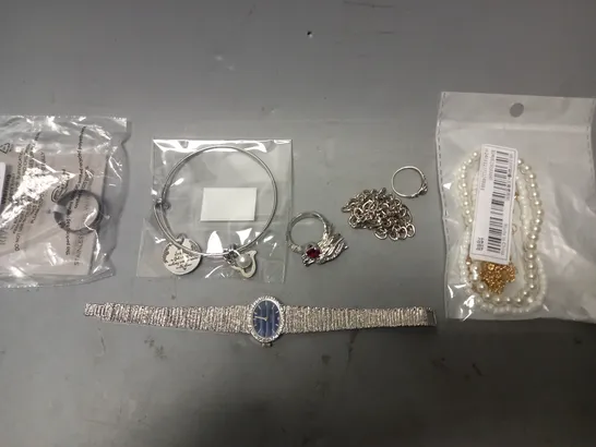 APPROXIMATELY 10 ASSORTED JEWELLERY ITEMS TO INCLUDE WATCHES, RINGS, NECKLACES, ETC