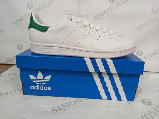 BOXED PAIR OF ADIDAS STAN SMITH SHOES IN WHITE/GREEN UK SIZE 6