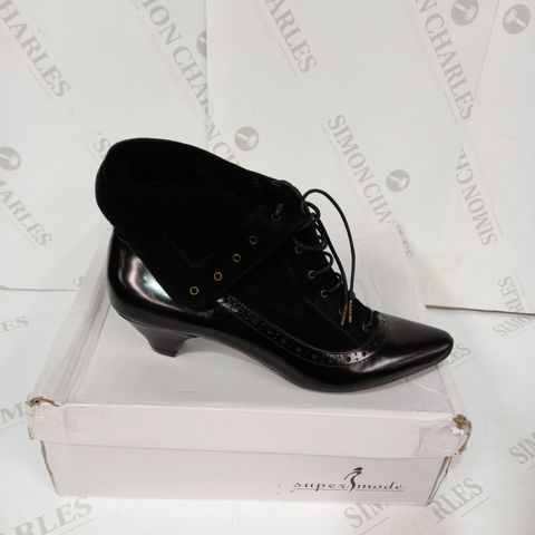 BOXED PAIR OF DESIGNER BLACK HEELED BOOTS SIZE 39
