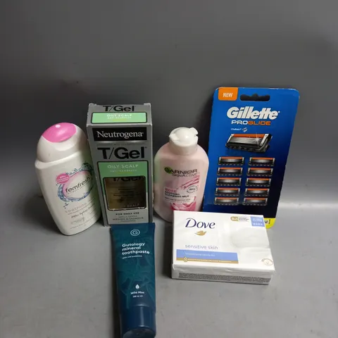 BOX OF APPROXIMATELY 20 COSMETIC ITEMS TO INCLUDE - DOVE SOAP - GILLETTE BLADES  - FEM FRESH FEMININE WASH - ETC 