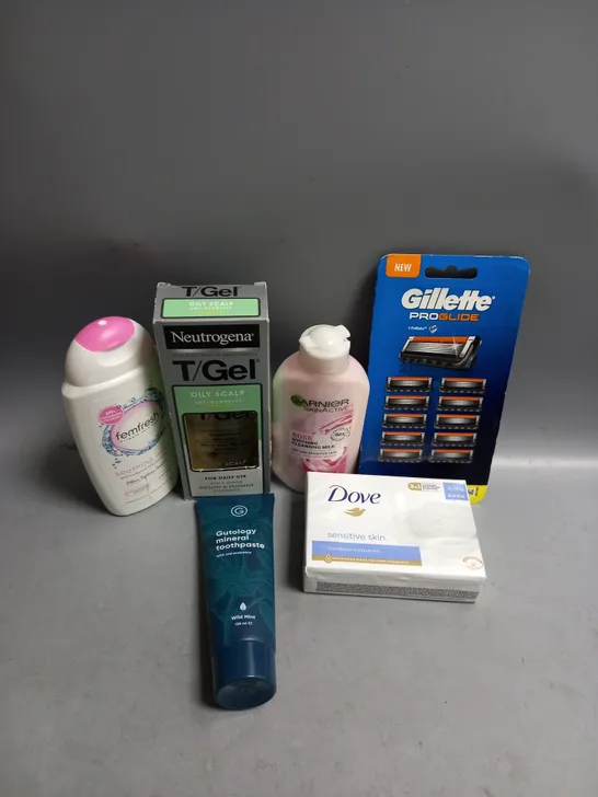 BOX OF APPROXIMATELY 20 COSMETIC ITEMS TO INCLUDE - DOVE SOAP - GILLETTE BLADES  - FEM FRESH FEMININE WASH - ETC 