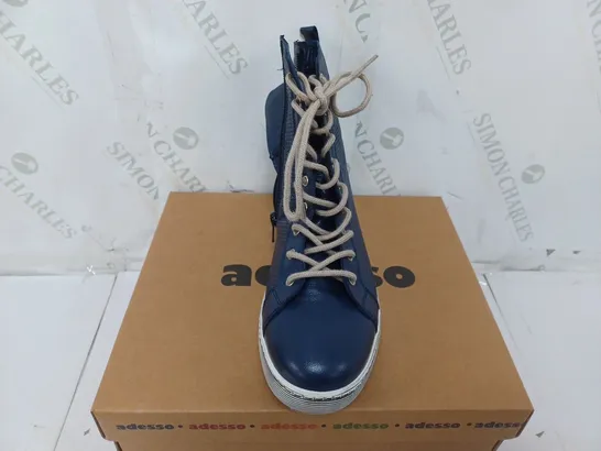 BOXED PAIR OF ADESSO BOOTS IN NAVY BLUE SIZE 7