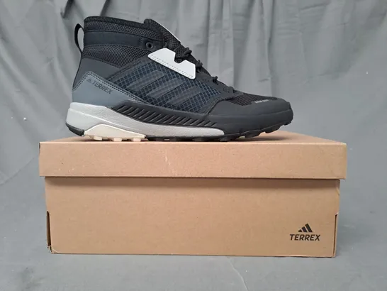 BOXED PAIR OF ADIDAS TERREX TRAILMAKER SHOES IN BLACK/GREY UK SIZE 4.5