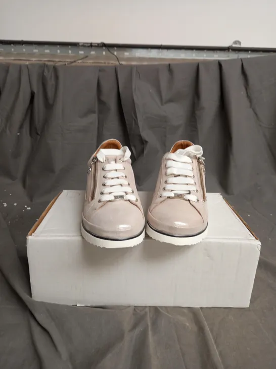 BOXED MODA IN PELLE ARIELA TRAINER SIZE 7 