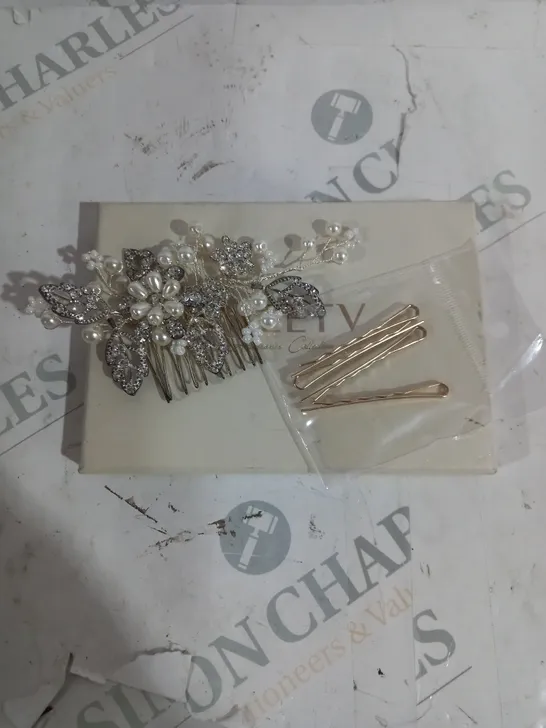 BOXED SWEETV GLASS & PEARL BROCHE 