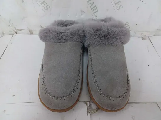 CLARKS HOME SLIPPERS IN GREY SUEDE - SIZE 5