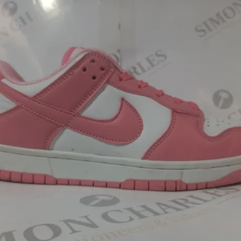 BOXED PAIR OF NIKE TRAINERS IN WHITE/PINK UK SIZE 6